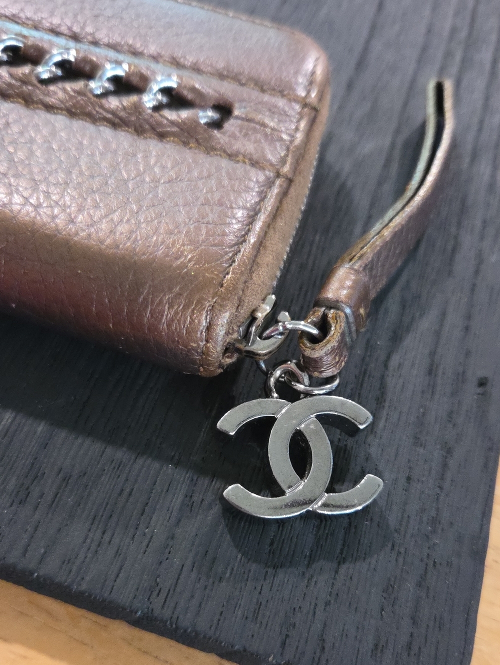 CHANEL Metallic Brown Leather Zip Wallet & Card Holder with CC Charm - Picture 2 of 13